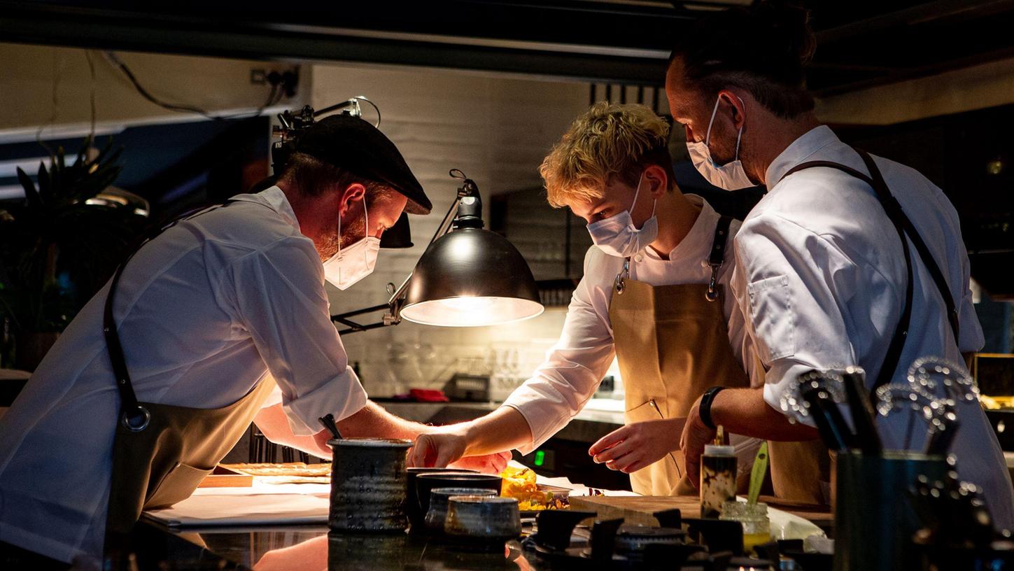 Felix B. Schneider (links mit Mütze) und sein junges Team haben in diesem Jahr für ihr eigenes Restaurant die begehrten Ehrungen des Guide Michelin erhalten.

