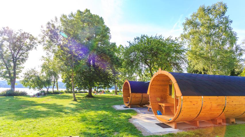 Die Schlaffässer in Seefeld liegen direkt am Rande des Pilsensees. Die Schlaffässer in Seefeld liegen direkt am Rande des Pilsensees.