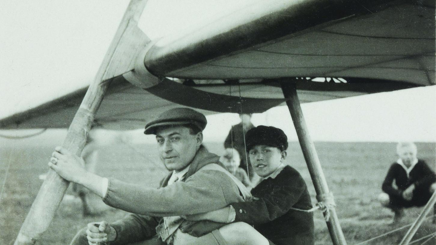 Ab in die Luft: Mitflieger mussten sich beim Flug am Piloten festklammern.