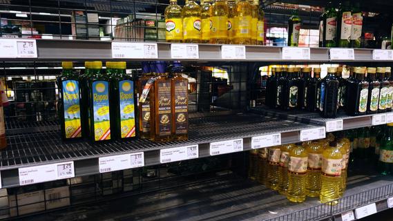 Leeres Öl-Regal: Nürnberger Supermarkt rügt seine Kunden - und geht damit viral