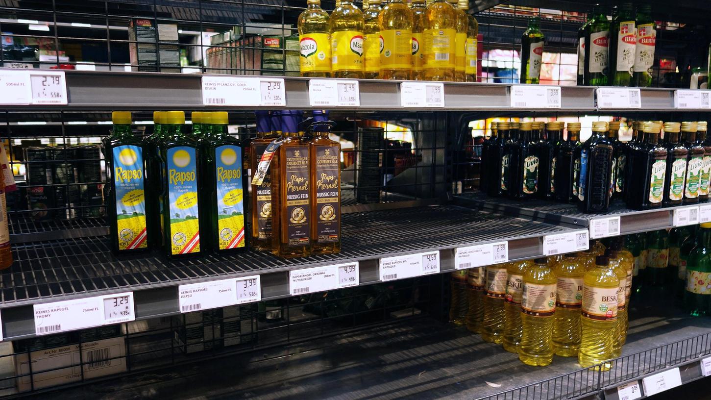 Überall in Deutschland stehen Kunden vor leeren Regalen mit Speiseöl. Der Engpass ist zu spüren. 