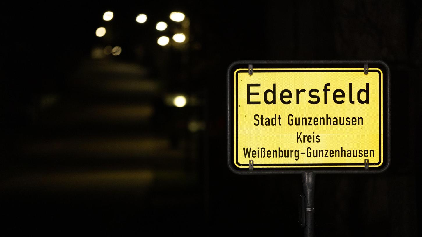 Ein Paar aus Edersfeld hat Mittwochabend einen nächtlichen Polizeieinsatz ausgelöst. Nun haben die Beamten die Frau festgenommen. Ein Paar aus Edersfeld hat Mittwochabend einen nächtlichen Polizeieinsatz ausgelöst. Nun haben die Beamten die Frau festgenommen.