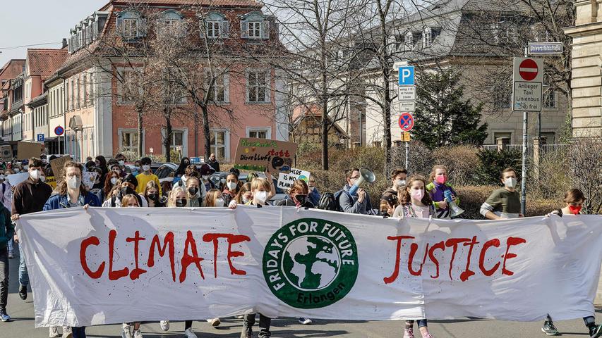 Am Freitagmittag gingen fast 500 überwiegend junge Menschen im Rahmen der Bewegung "Fridays for Future" auf die Straße, um für mehr Klimaschutz und gegen den Krieg in der Ukraine zu demonstrieren.