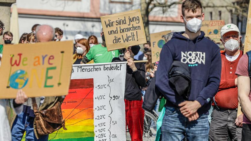 In ihren zahlreichen Protestplakaten wurden die Klimaschützerinnen und Klimaschützer am Erlanger Schlossplatz und bei ihrem Marsch durch die Innenstadtstraßen sehr deutlich.
