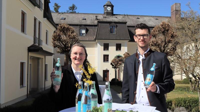 Glossnerbräu füllt Klosterwasser ab und vertreibt es