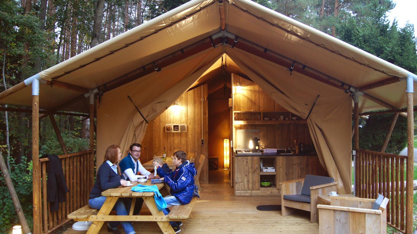 Perfekt für den Trip mit der Familie geeignet. Das Safarizelt im Waldcampingplatz am Brombachsee.