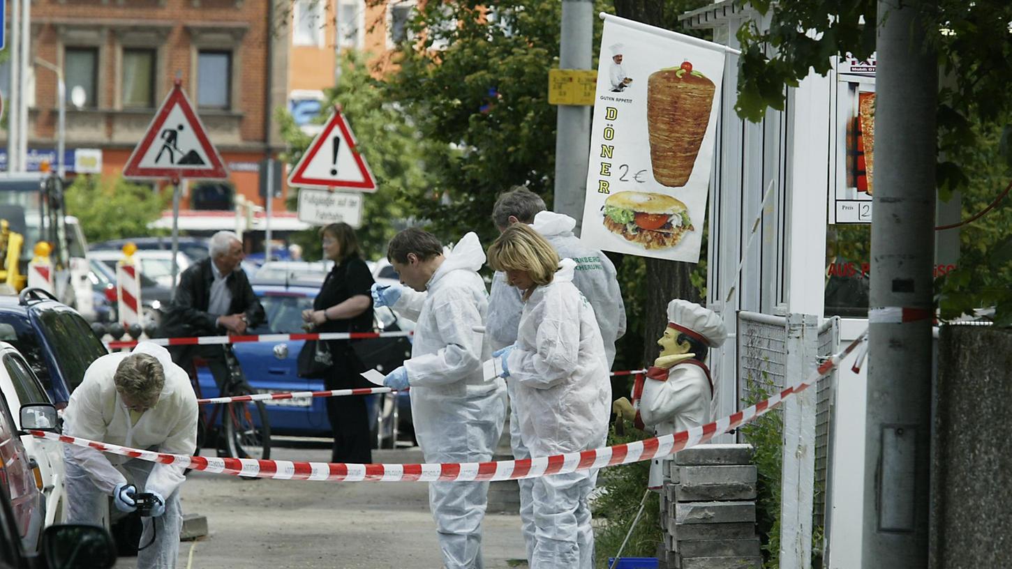 Nach dem Mord an Imbissbetreiber Ismail Yasar im Juni 2005 sperren Mitglieder der Spurensicherung die Scharrerstraße in Nürnberg. Yasar ist das dritte Opfer, das der NSU in Nürnberg tötet. 