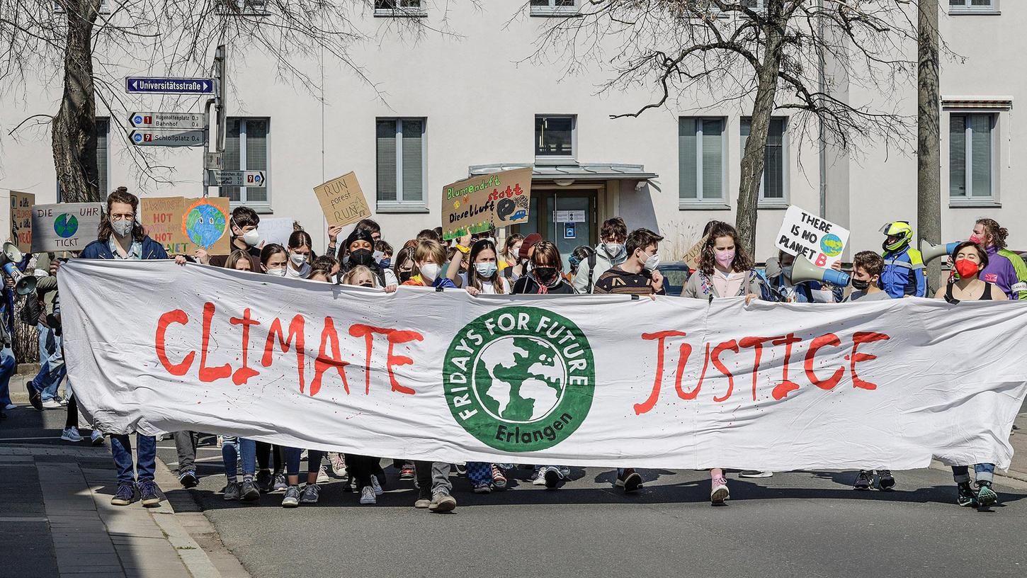 Bei ihrer Demonstration für Klima- und Umweltschutz zogen die "Fridays for Future"-Aktivistinnen und -Aktivisten vom Schlossplatz durch die Erlanger Innenstadt.
