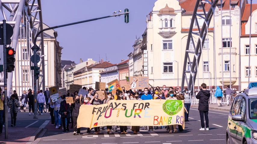 Mit einem großen Plakat zogen die Klimaschützer schließlich durch das Stadtgebiet. 