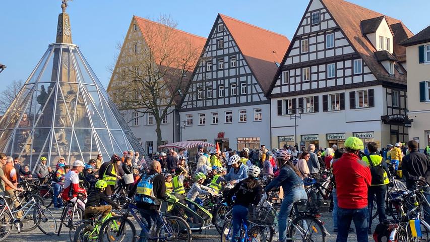 Auch am Schwabacher Marktplatz wurde es ab 16 Uhr laut: Dorf fand eine Fahrraddemo fürs Klima statt. 