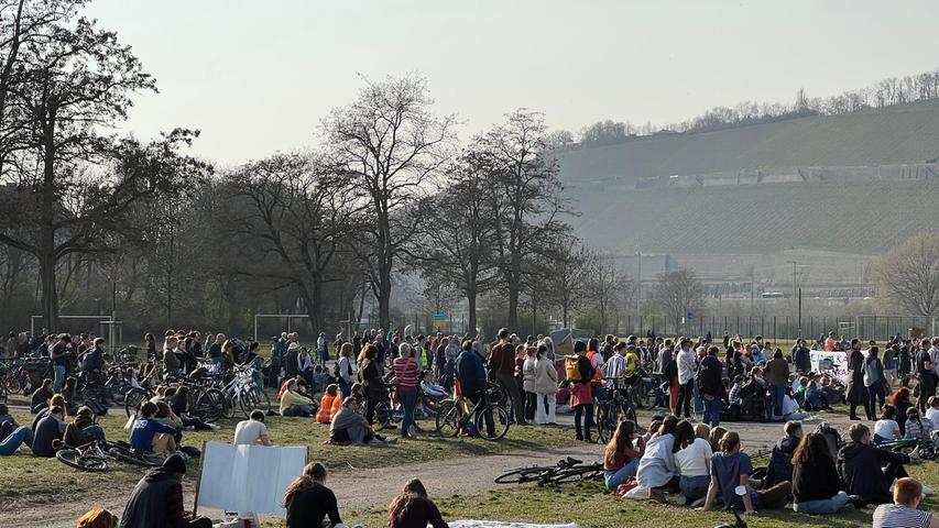 In Würzburg startete die Demonstration um 15.30 Uhr auf den Mainwiesen.