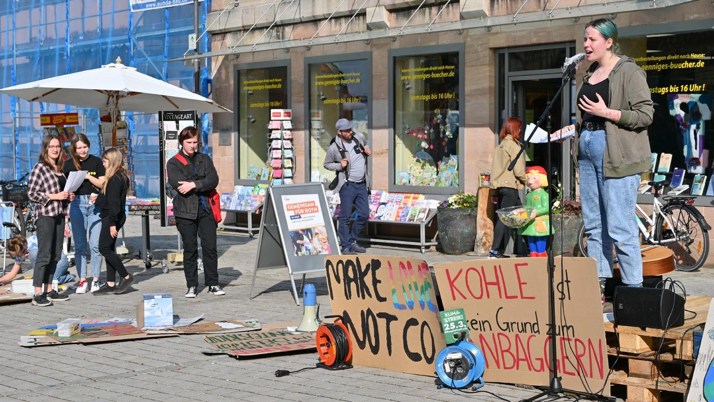 Rund 30 "Fridays for Future"-Aktivistinnen und -Aktivisten demonstrierten am Freitag (25. März) auf dem Rother Marktplatz

