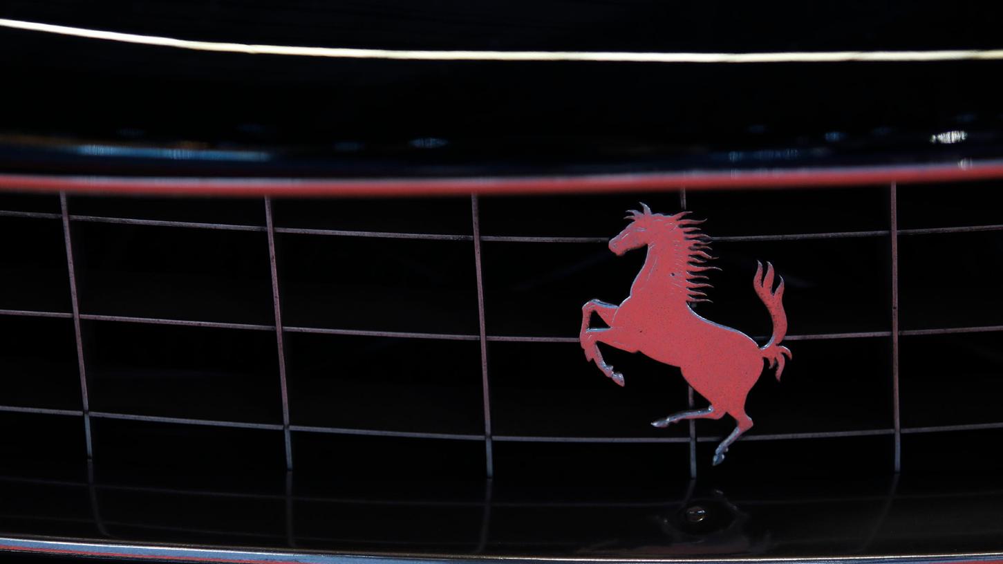 Der historische Sportwagen Ferrari F40 wird serienmäßig tiefergelegt.