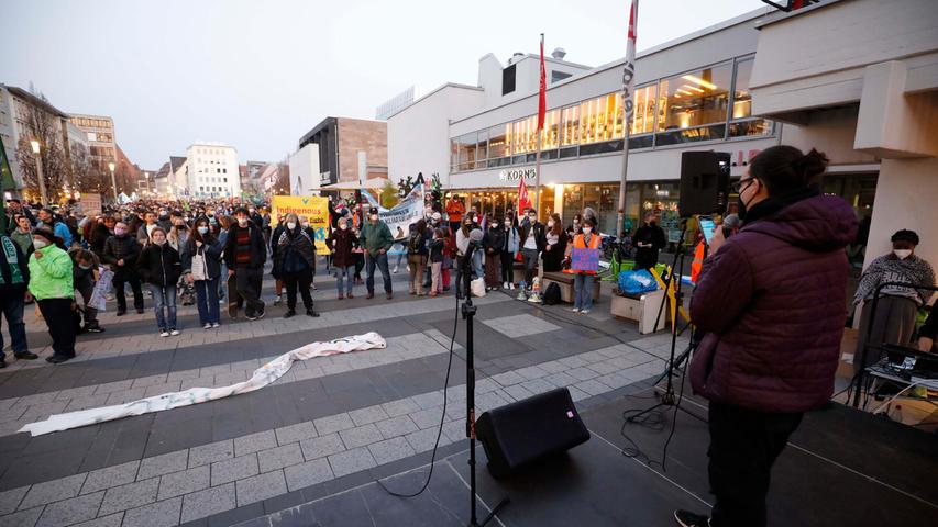 Sonnenuntergangsdemo: Hunderte protestieren in Nürnberg für Klimaschutz und Frieden