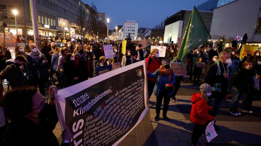 Sonnenuntergangsdemo: Hunderte protestieren in Nürnberg für Klimaschutz und Frieden