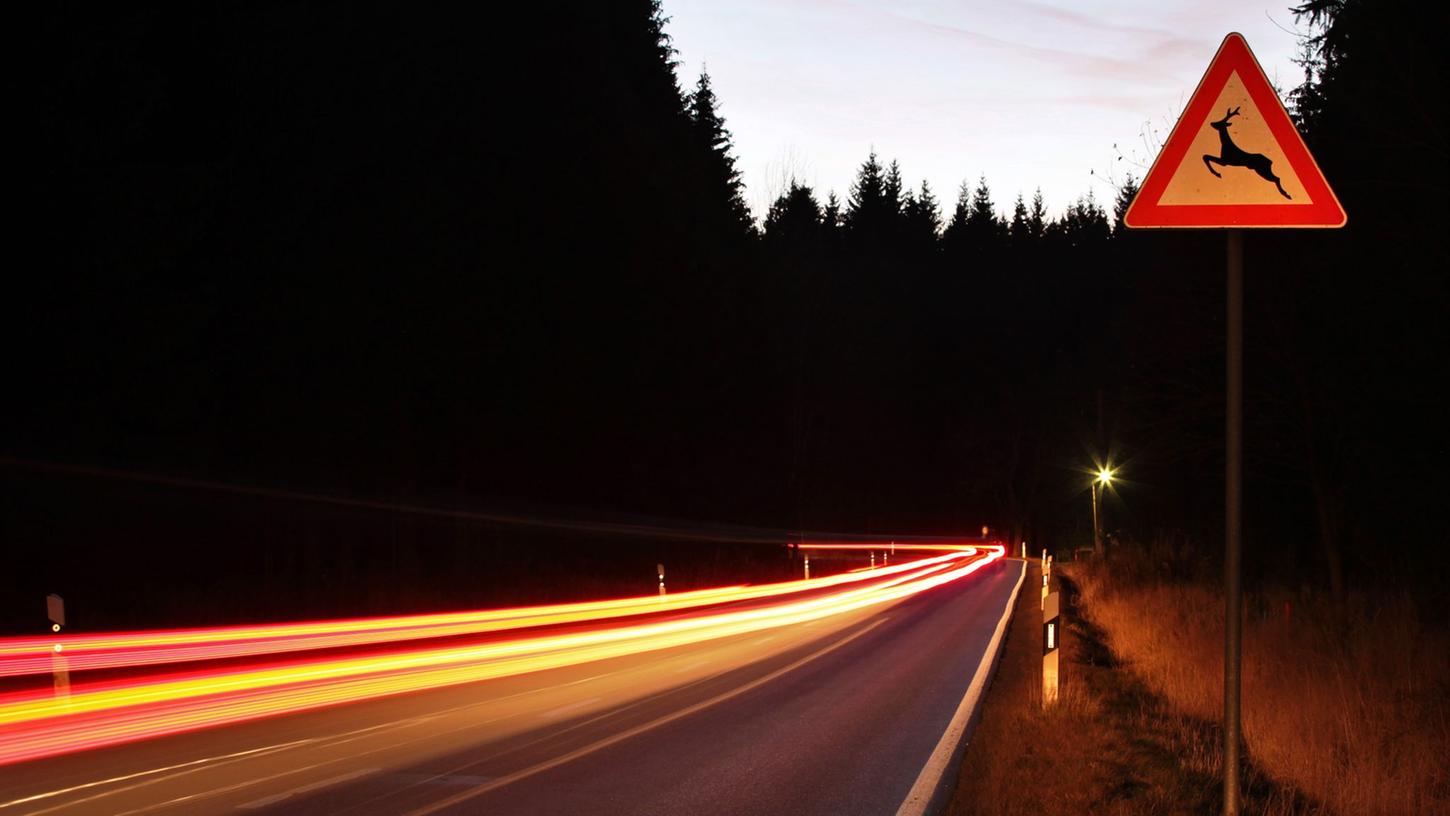 Im Bereich zwischen Dinkelsbühl und Feuchtwangen könnte Sikawild auf die Straße laufen. Im Bereich zwischen Dinkelsbühl und Feuchtwangen könnte Sikawild auf die Straße laufen.