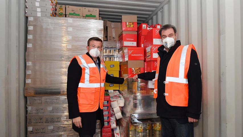 Bayerns Ministerpräsident Markus Söder (CSU) und Nürnberger Oberbürgermeister Marcus König (CSU) beim Verladen vor Ort.