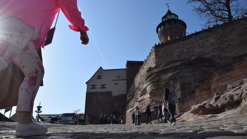 Kaiserwetter auch an der Nürnberger Burg – bei den angenehmen Temperaturen fällt der Aufstieg leicht.