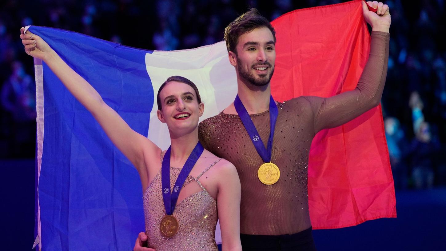 Gabriella Papadakis und Guillaume Cizeron mit ihren Goldmedaillen während der Siegerehrung. Gabriella Papadakis und Guillaume Cizeron mit ihren Goldmedaillen während der Siegerehrung.