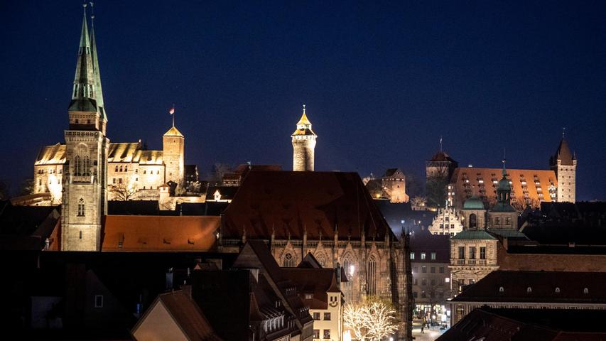 Kurz vor der Earth Hour: Hier sind die Kaiserburg und die Türme von St. Sebald noch weithin zu sehen. Darunter die beleuchtete Straße am Hauptmarkt mit seinen Taxiständen.