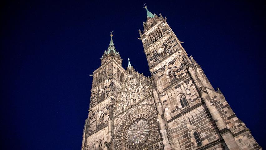 Die Türme der Lorenzkirche gegen den Nachthimmel - einmal beleuchtet....