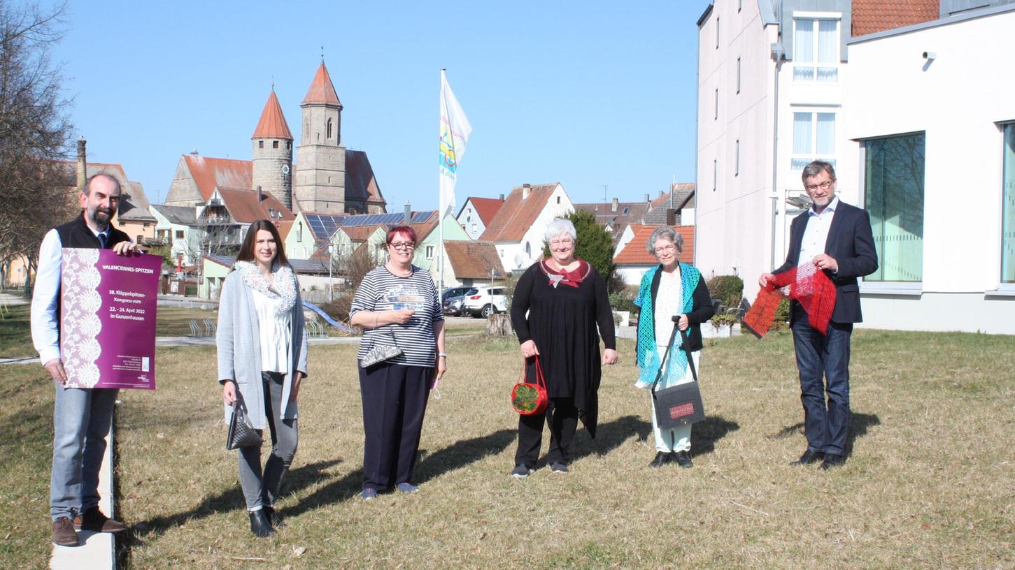 Rührten die Werbetrommel für den Klöppelspitzen-Kongress in Gunzenhausen: Wolfgang Eckerlein, Leiter Tourist-Info, Maria Vorbrugg mit einem Schal, der aus alten Zahnpastatuben geklöppelt ist, Maria Steur, kommissarische Vorsitzende des deutschen Klöppelverbands, Ute Klug aus Wolframs-Eschenbach mit einer selbst geklöppelten Handtasche, Angelika Jant aus Heidenheim und Bürgermeister Karl-Heinz Fitz (von links) Rührten die Werbetrommel für den Klöppelspitzen-Kongress in Gunzenhausen: Wolfgang Eckerlein, Leiter Tourist-Info, Maria Vorbrugg mit einem Schal, der aus alten Zahnpastatuben geklöppelt ist, Maria Steur, kommissarische Vorsitzende des deutschen Klöppelverbands, Ute Klug aus Wolframs-Eschenbach mit einer selbst geklöppelten Handtasche, Angelika Jant aus Heidenheim und Bürgermeister Karl-Heinz Fitz (von links)