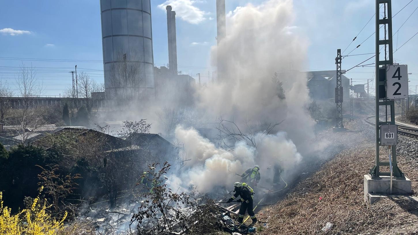 Spraydosen explodiert: Feuer in Nürnberger Kleingartenanlage Spraydosen explodiert: Feuer in Nürnberger Kleingartenanlage