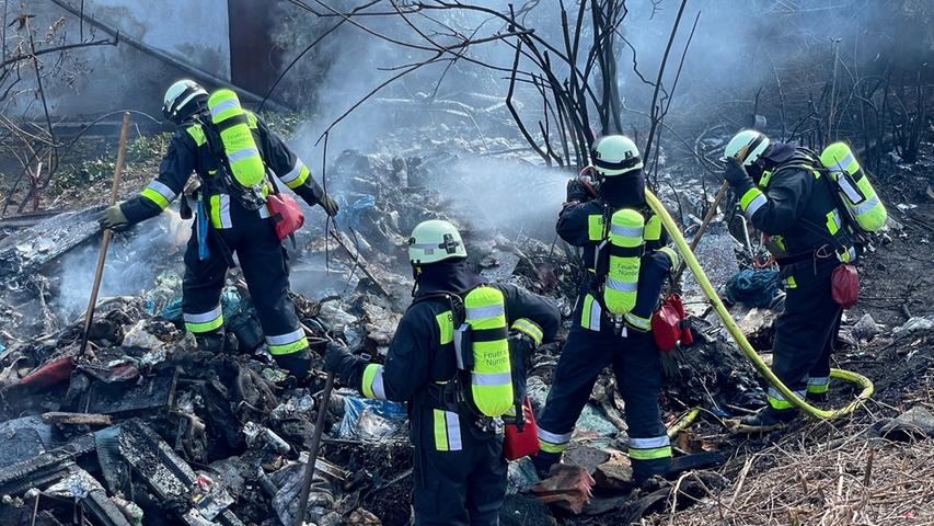 Kleinere Explosionen von Spraydosen - Brand in Nürnberger Kleingartenanlage