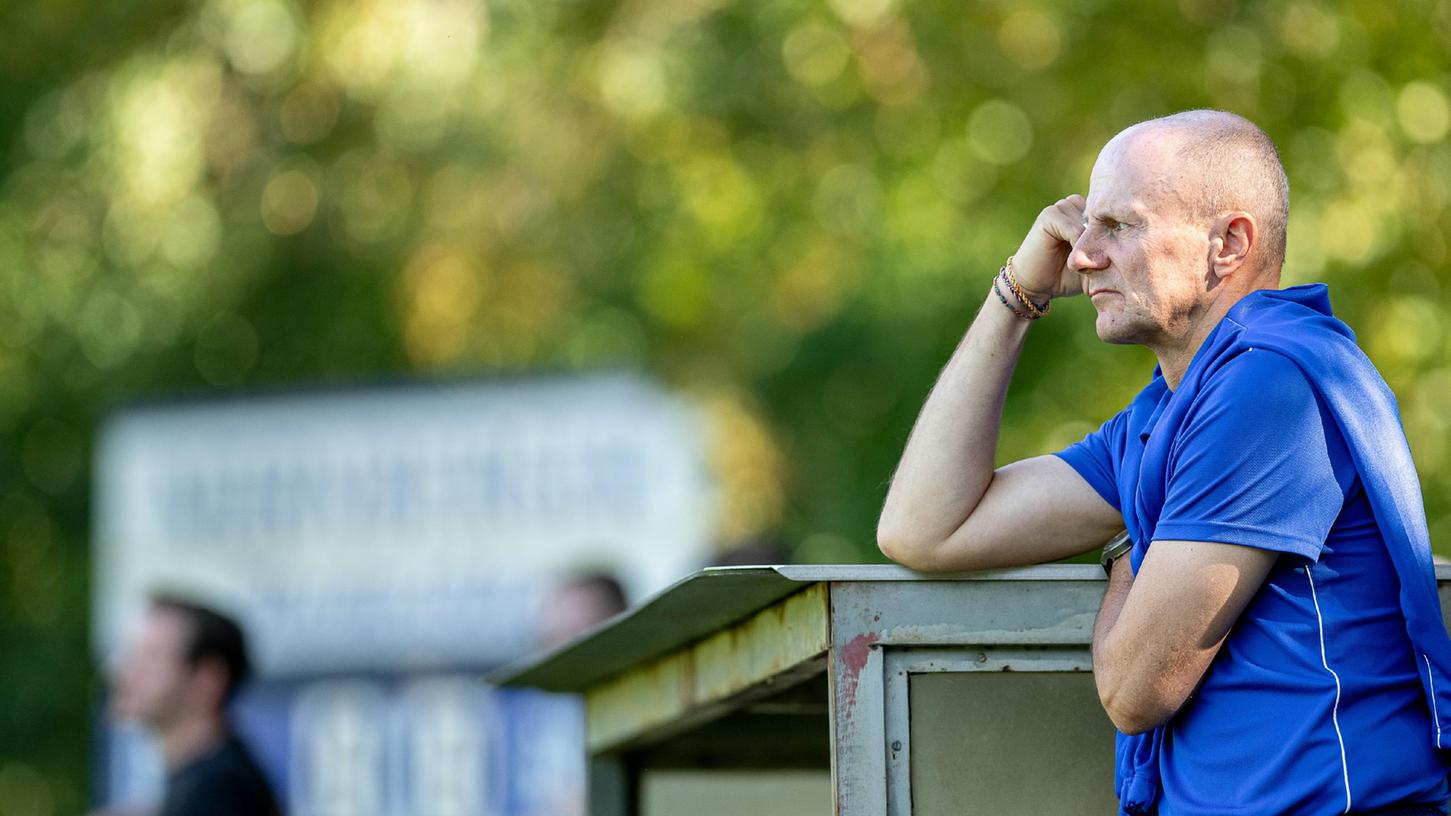 Trainer Norbert Frey beobachtet in nachdenklicher Pose ein Spiel der SpVgg Mögeldorf. Seine Bilanz: zwei Aufstiege in fünf Jahren.
Trainer Norbert Frey beobachtet in nachdenklicher Pose ein Spiel der SpVgg Mögeldorf. Seine Bilanz: zwei Aufstiege in fünf Jahren.