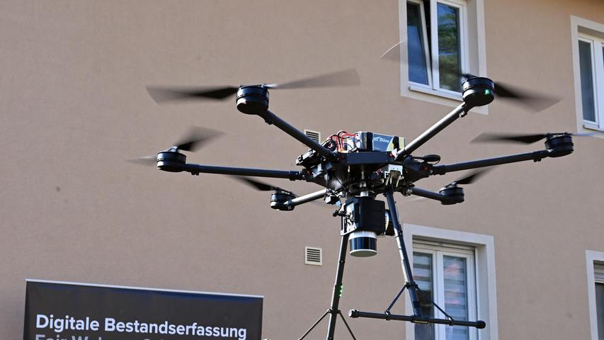 Mit einem sogenannten Hexacopter wurden in der Aufseßtraße in Erlangen Gebäude der Gewobau vermessen. Die ermittelten Daten dienen anschließend zur Herstellung von Vorsatzteilen, mit denen die Häuser "eingepackt" und damit energetisch ertüchtigt werden.
