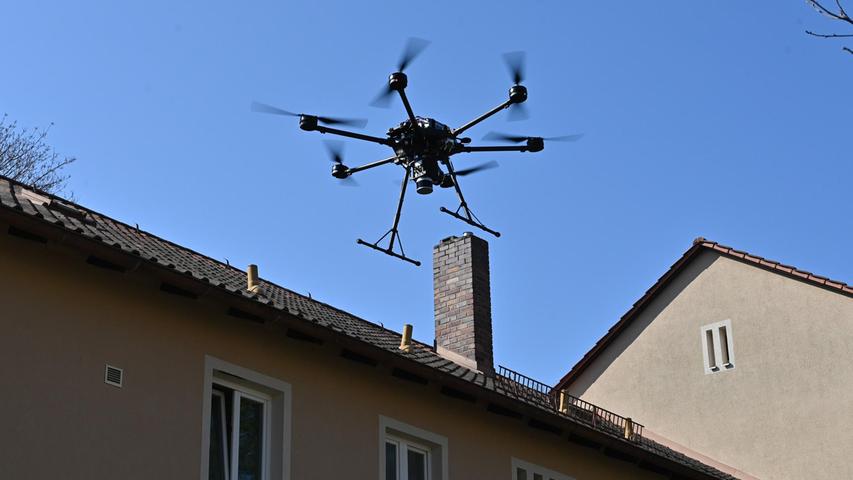 Mit einem sogenannten Hexacopter wurden in der Aufseßtraße in Erlangen Gebäude der Gewobau vermessen. Die ermittelten Daten dienen anschließend zur Herstellung von Vorsatzteilen, mit denen die Häuser "eingepackt" und damit energetisch ertüchtigt werden.
