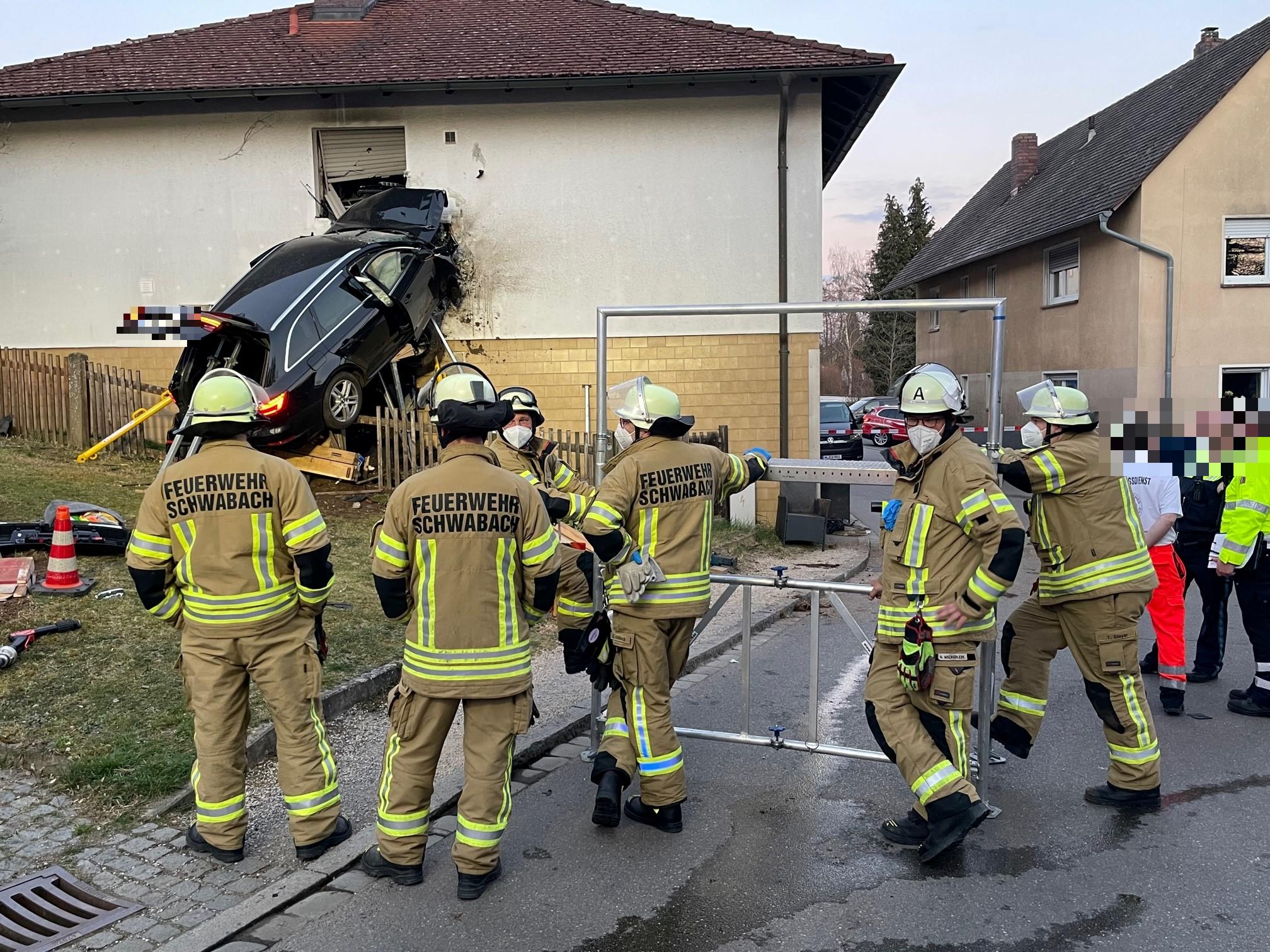 Tödlicher Unfall In Schwabach: Auto Prallt Gegen Haus Und Bleibt In ...