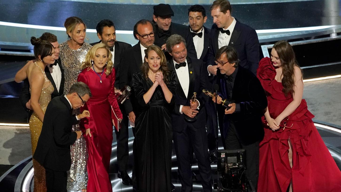 Die Darsteller und die Crew von "Coda" nehmen den Preis für den besten Film entgegen. Die Darsteller und die Crew von "Coda" nehmen den Preis für den besten Film entgegen.