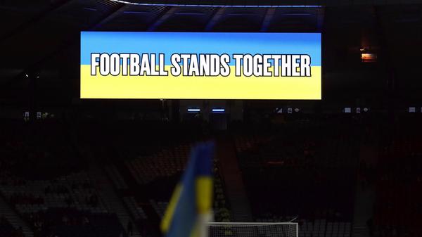 Freundschaftsspiel Schottland - Polen: Auf der Anzeigetafel ist die ukrainische Fahne mit der Aufschrift «Football Stands Together» (dt. Der Fußball hält zusammen) zu sehen. Das Freundschaftsspiel wurde nach der Absage der Playoff-Spiele angesetzt. Ein Teil der Einnahmen soll der Unicef-Hilfe für die Ukraine zugute kommen.