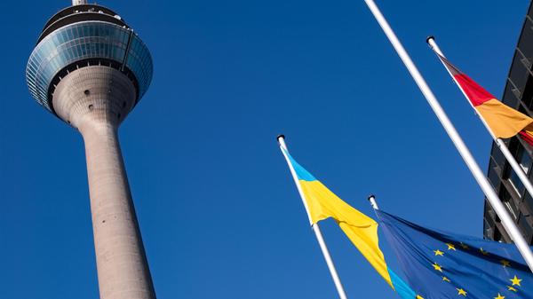 Nordrhein-Westfalen, Düsseldorf: Die Fahne der Ukraine weht vor dem Landtag neben den Fahnen Europas und Deutschlands. Der Landtag erörtert am Mittwoch, welche Folgen die Flüchtlingsbewegung aus der Ukraine und das Ende vieler Corona-Schutzmaßnahmen für Nordrhein-Westfalen haben werden.