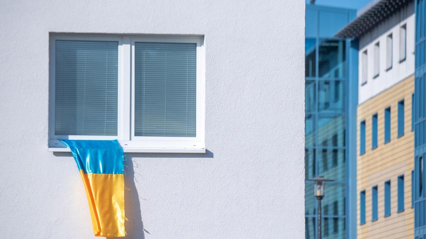 Mecklenburg-Vorpommern, Greifswald: Eine ukrainische Fahne weht an einem Fenster in Greifswald.
