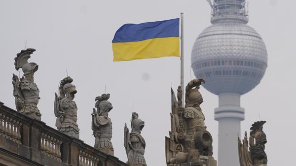 Berlin: Eine ukrainische Fahne weht auf dem Dach des Deutschen Historischen Museums, während im Hintergrund der Fernsehturm zu sehen ist. Zahlreiche öffentliche Einrichtungen bekunden ihre Solidarität mit der Ukraine.