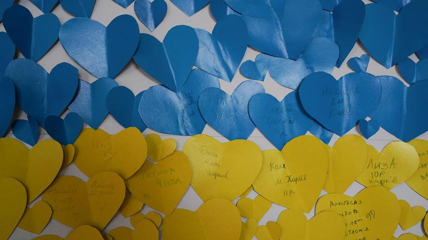 Lwiw: Blaue und Gelbe Herzchen Aufkleber Bilden die ukrainische Fahne. Das Fotostudio Fabrik, das jetzt als Unterkunft für Flüchtlinge dient, lies Kinder Botschaften auf die Herzen schreiben.