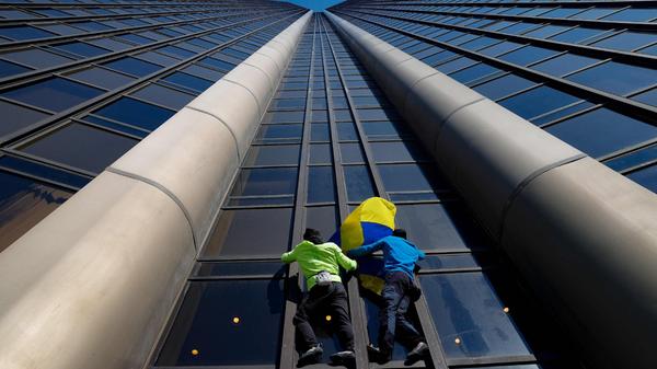 Paris: Zwei Extrem-Kletterer aus Frankreich, besteigen den Montparnasse-Turm und halten dabei eine ukrainische Fahne. Als Zeichen der Solidarität mit der Ukraine haben die zwei französischen Extrem-Kletterer ungesichert und mit bloßen Händen den höchsten Wolkenkratzer von Paris erklommen.