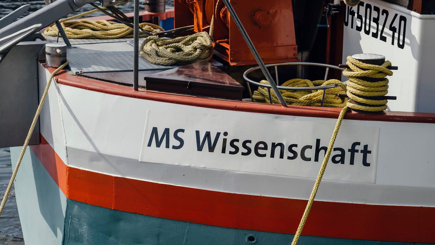 Früher mit Kohle und Containern in ganz Europa unterwegs, heute ein schwimmendes Science Center: Das Ausstellungsschiff "MS Wissenschaft".