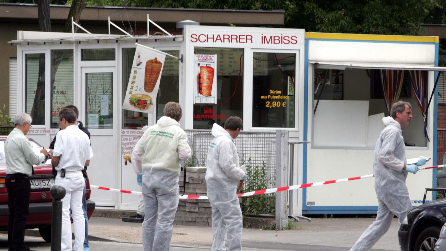 Polizisten der Spurensicherung arbeiten im Juni 2005 an dem Imbissstand von Ismail Yasar in der Scharrerstraße in Nürnberg. Erst 6 Jahre später ist klar, wer seine Mörder sind.