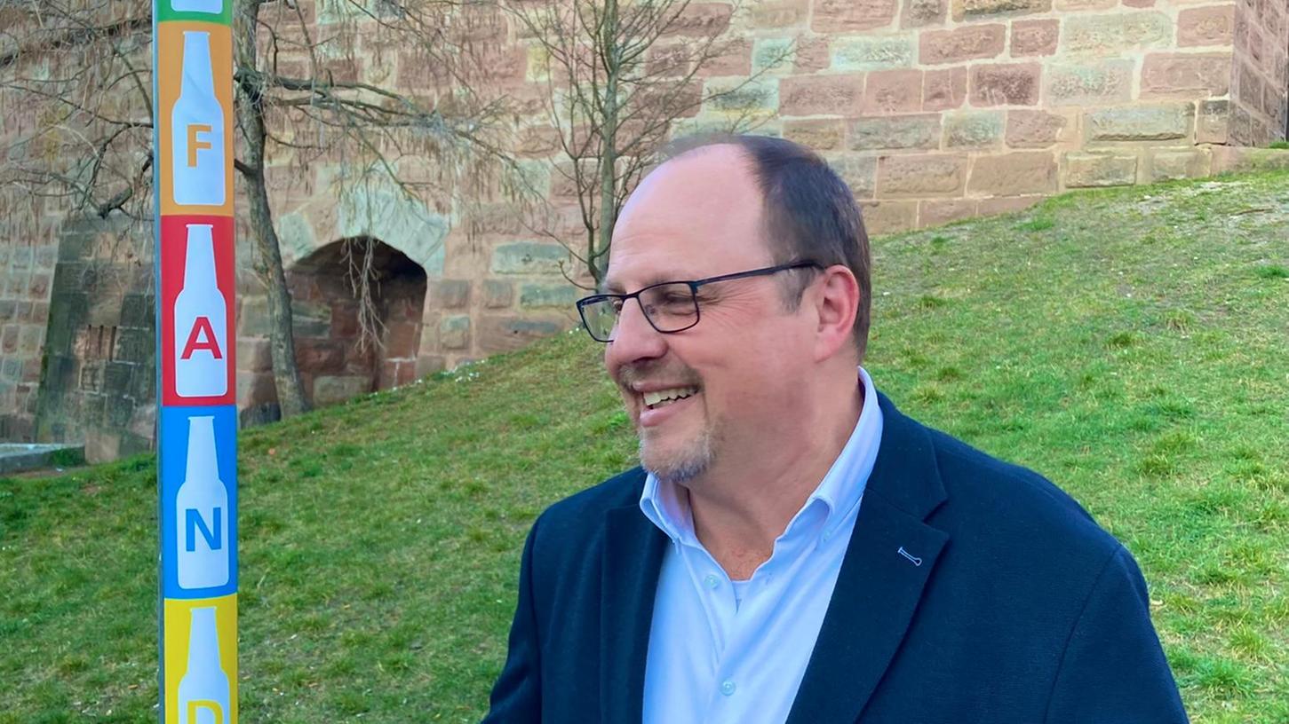 Bürgermeister Christian Vogel (SPD) präsentiert neue Pfandringe in Nürnberg. Darin kann Leergut abgestellt werden.