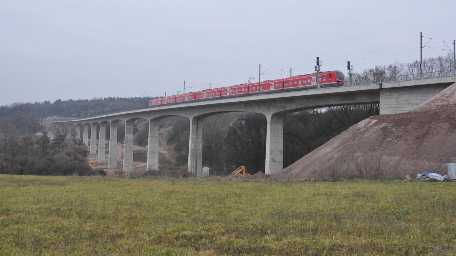 Die Aurachtal-Brücke bei Emskirchen.
Die Aurachtal-Brücke bei Emskirchen.