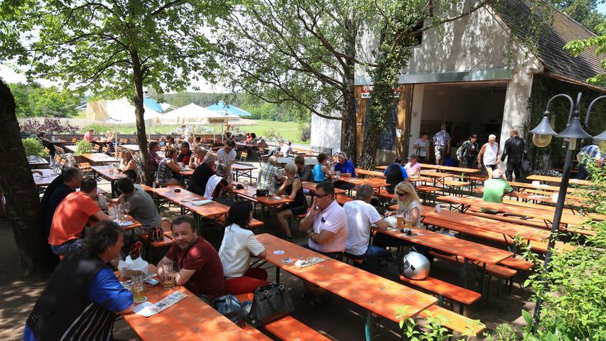 Die Pflugsmühle Abenberg ist stilvoll, traditionell und lecker. Neben dem Schäuferla als fränkischen Klassiker bietet der Biergarten auch Brotzeitplatten und eine Bandbreite an Burgern, die mit uns ohne Fleisch daherkommen. Dazu ein kühles Getränk und ein weiter Blick ins Grüne. Unter der Woche findet ihr hier von 12 bis 22 Uhr einen Platz. Wochenends ist bereits ab 11.30 Uhr geöffnet. // Pflugsmühle 1b, 91183 Abenberg