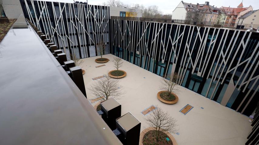 Ein Blick in den neuen Schulhof. Die botanisch wirkenden Fassaden-Elemente dienen dem Sonnenschutz.  