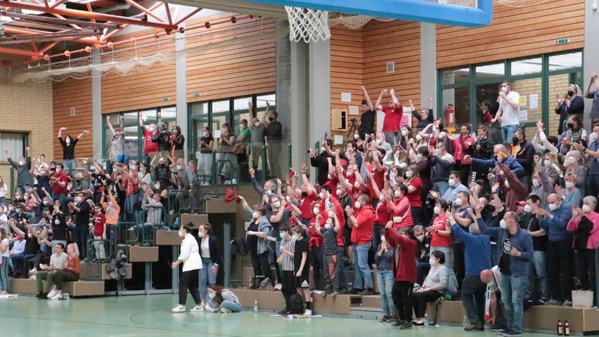 Die gut 220 Zuschauer hielten sich am neuen Spielort in der Weißenburger Landkreishalle an die Maskenpflicht und bejubelten am Ende einen 93:92-Erfolg ihrer VfL-Baskets gegen hapa Ansbach.
