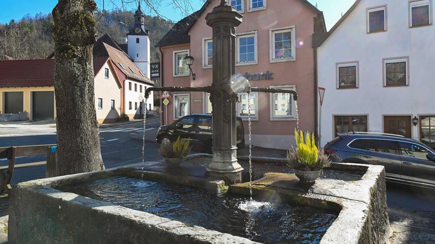 Der alte Dorfbrunnen mitten im Ort.