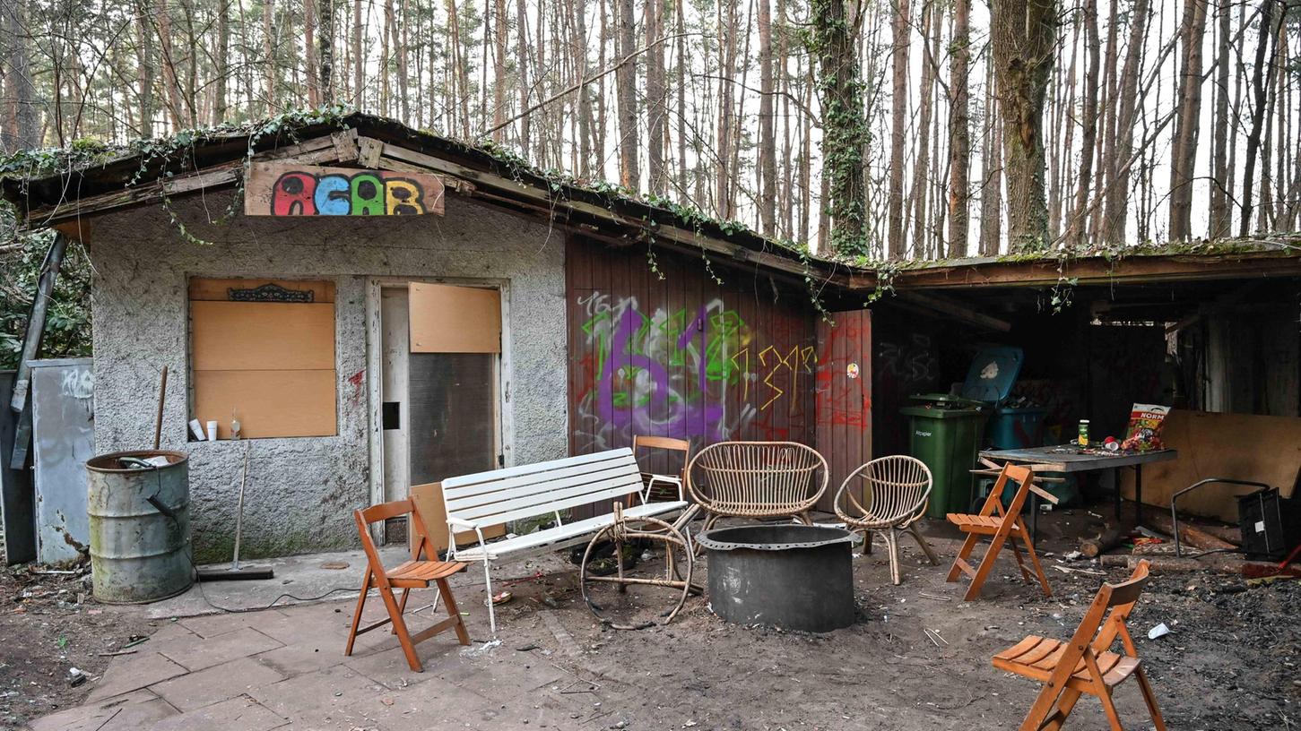 Auf Privatgrund nebst Gartenhäuschen ging in Hilpoltstein der Punk ab – bis die Polizei eingriff. Auf Privatgrund nebst Gartenhäuschen ging in Hilpoltstein der Punk ab – bis die Polizei eingriff.