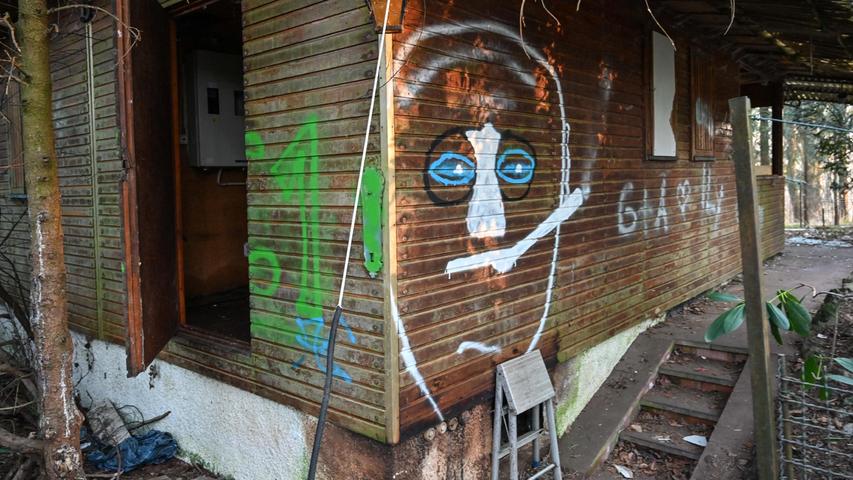 Das Anwesen ist mittlerweile großflächig bedeckt mit Graffiti. Das Anwesen ist mittlerweile großflächig bedeckt mit Graffiti.