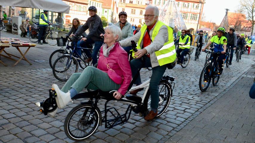 Nach der Kundgebung auf dem Marktplatz ging es auf eine Tour durch Schwabach.
Nach der Kundgebung auf dem Marktplatz ging es auf eine Tour durch Schwabach.